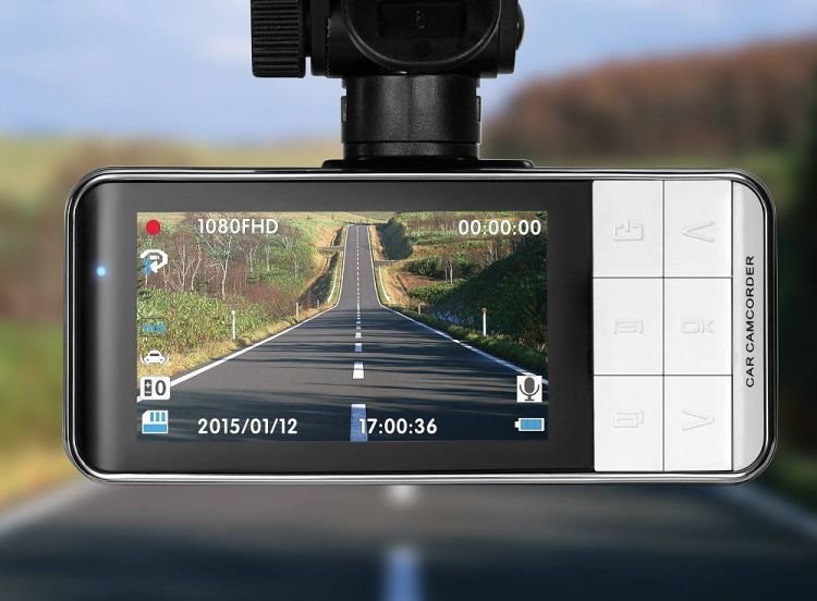 Droga w obiektywie, czyli korzyści płynące z używania kamer samochodowych